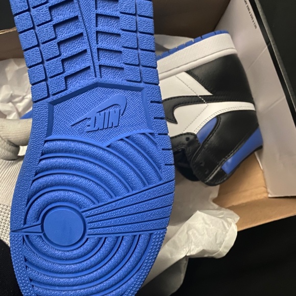 Jordan 1 OG High (Royal Toe) - Picture 2 of 4